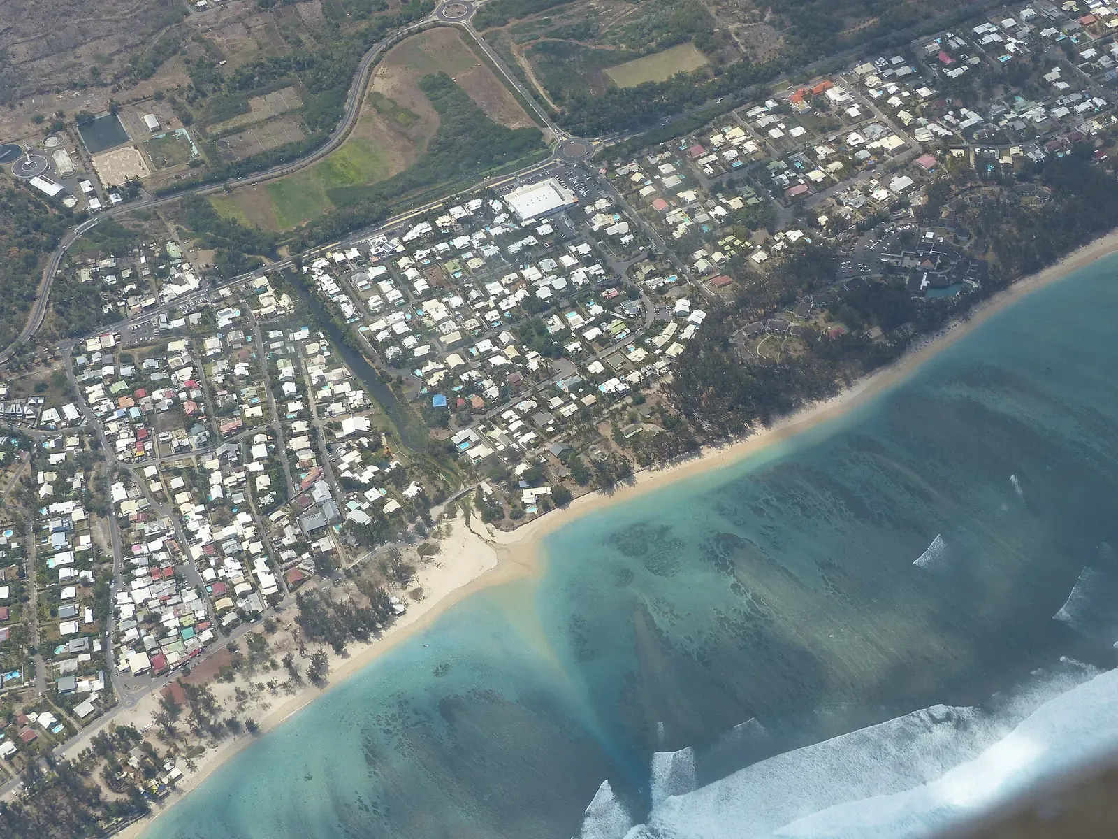 Aerial view of L'Ermitage-les-Bains coastline with lagoon, reef flat and breaking surf — Passe de l'Ermitage, Réunion