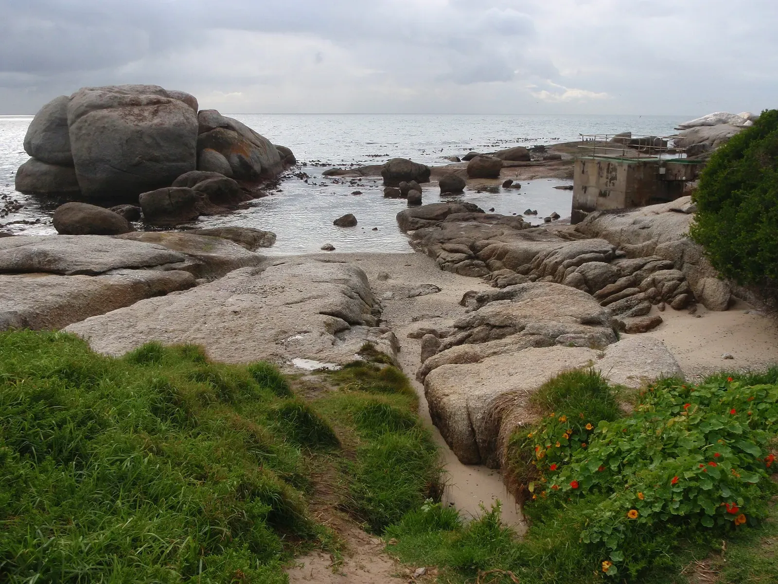 Granite boulders and a rocky tidal pool at the shore entry for Photographer's Reef — Cape Town