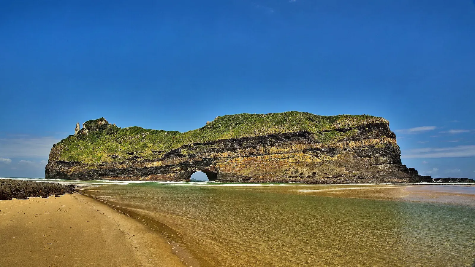 The Hole in the Wall sea arch on the Wild Coast near Coffee Bay — Sardine Run
