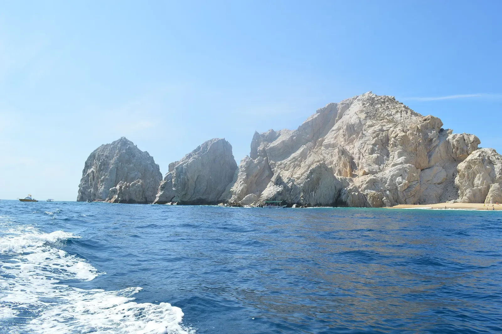 Jagged granite rock formations rising straight out of blue sea — Pelican Rock, Los Cabos
