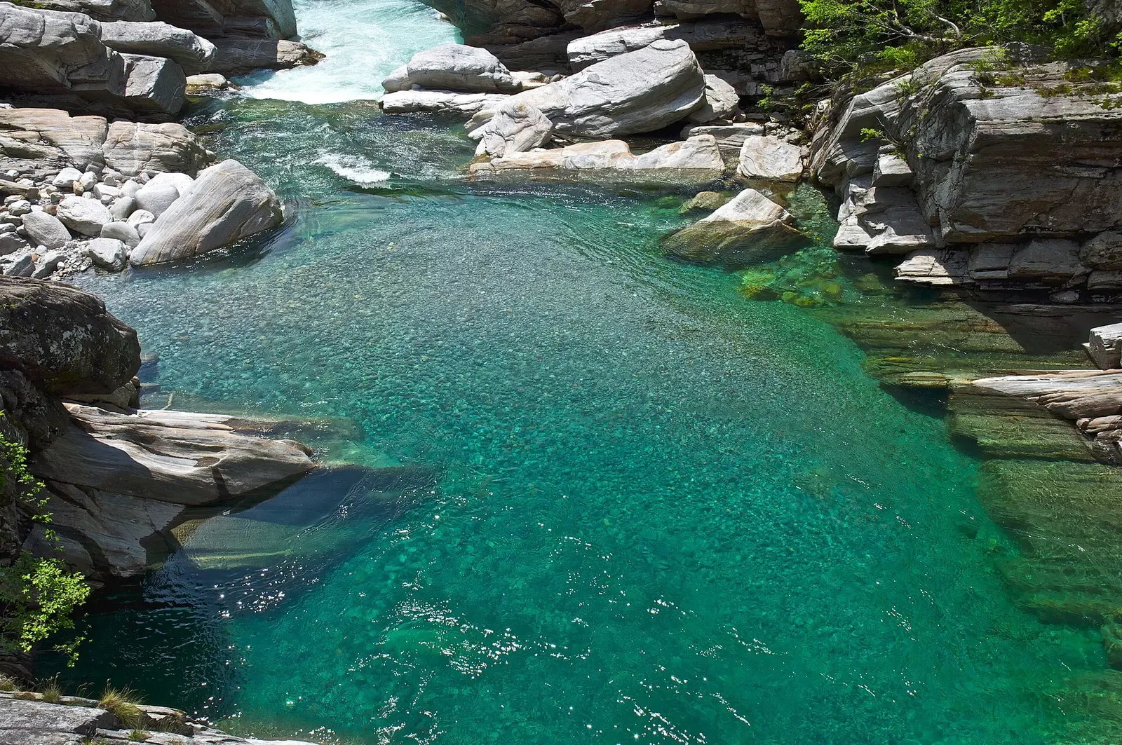 Turquoise pool with granite boulders on the Verzasca river at Lavertezzo — Ponte dei Salti, Verzasca Valley