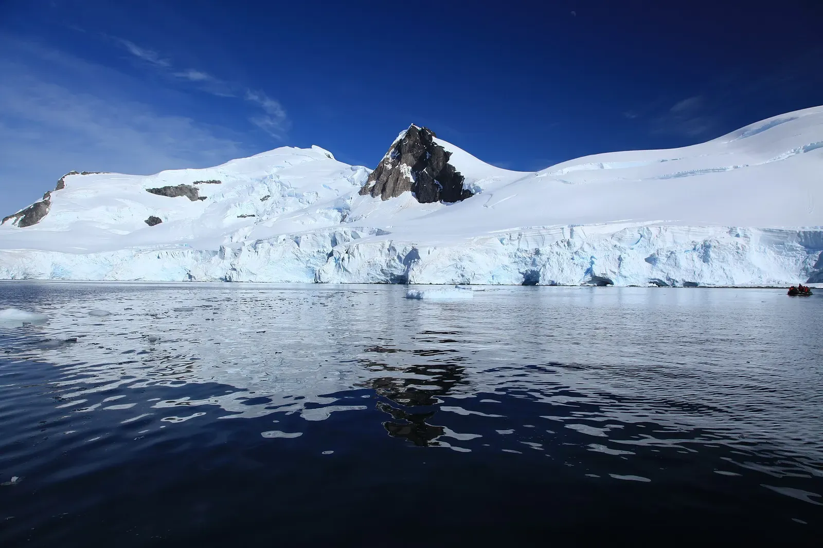 Snow-capped peaks reflected in the still water of Paradise Harbour — Antarctic Peninsula
