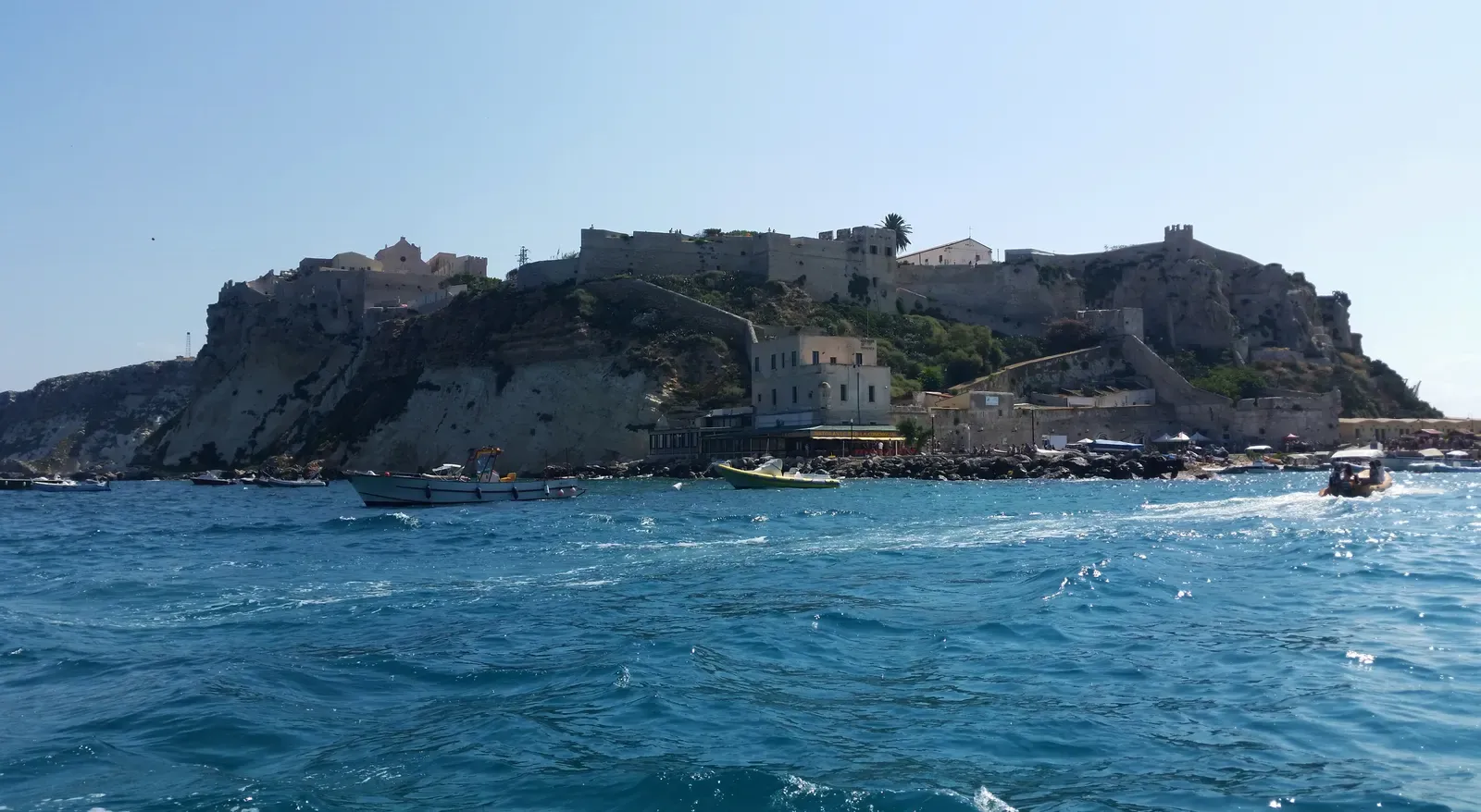 Fortified abbey walls of San Nicola island rising above the sea in the Tremiti archipelago — Tremiti Islands