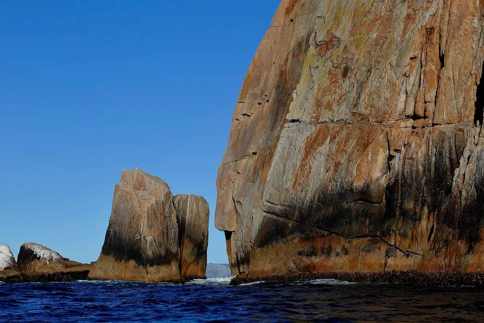 Close view of the split granite pinnacles of Hippolyte Rocks against a clear sky — Eaglehawk Neck
