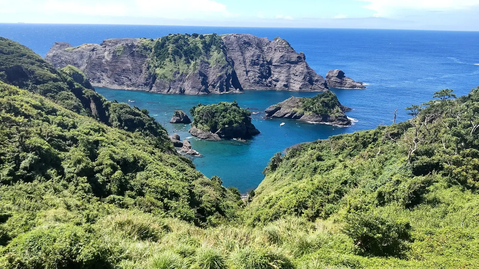 Aerial view of Hirizo Beach's cove with small rock islets in turquoise water — Mikomoto