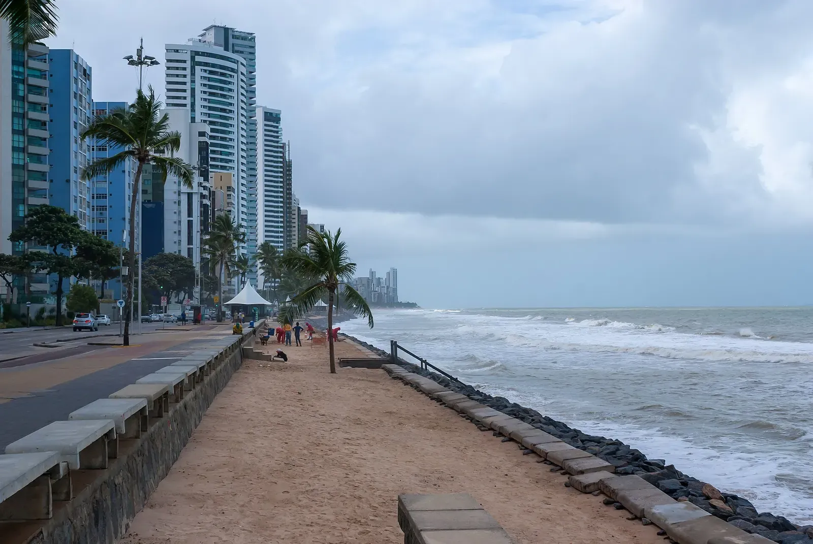 Swimmers wading in a shallow natural pool formed by the reef at Boa Viagem beach in Recife — Recife Wrecks