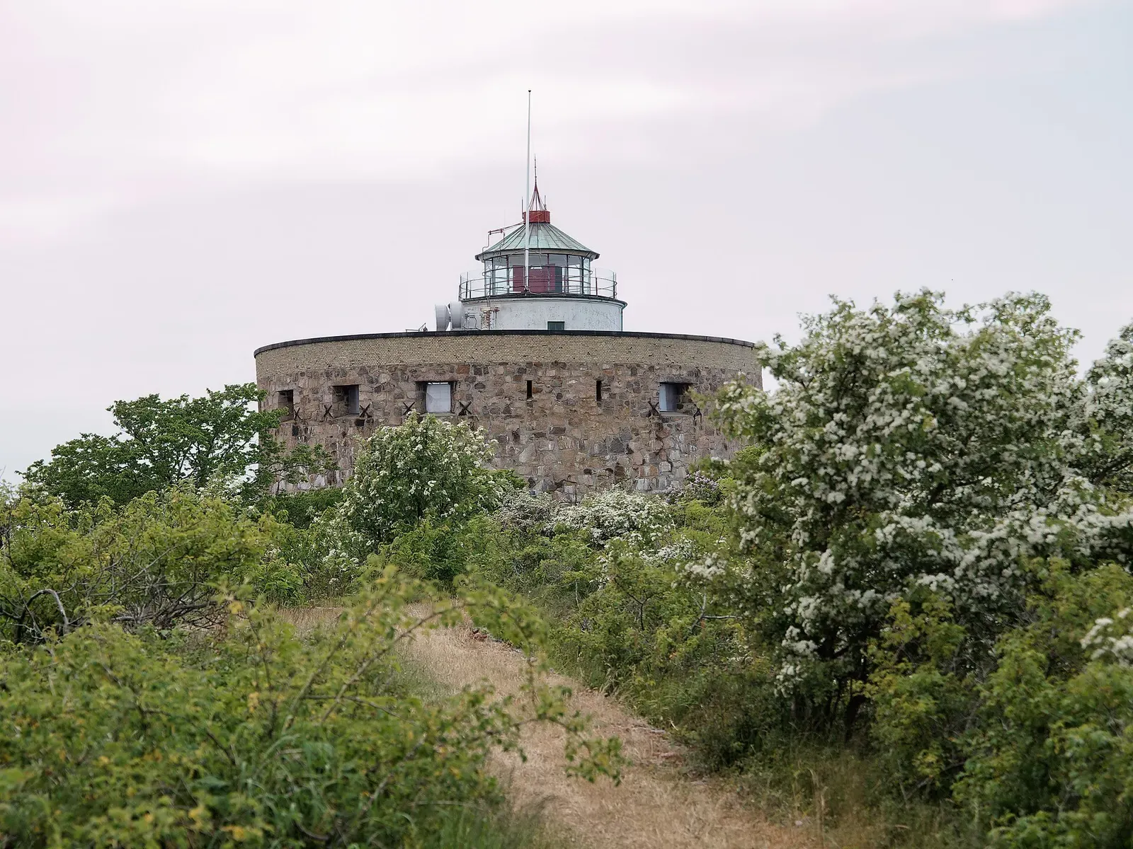 The Store Tårn lighthouse on Christiansø, seen from the coastal footpath — Ertholmene, Bornholm.