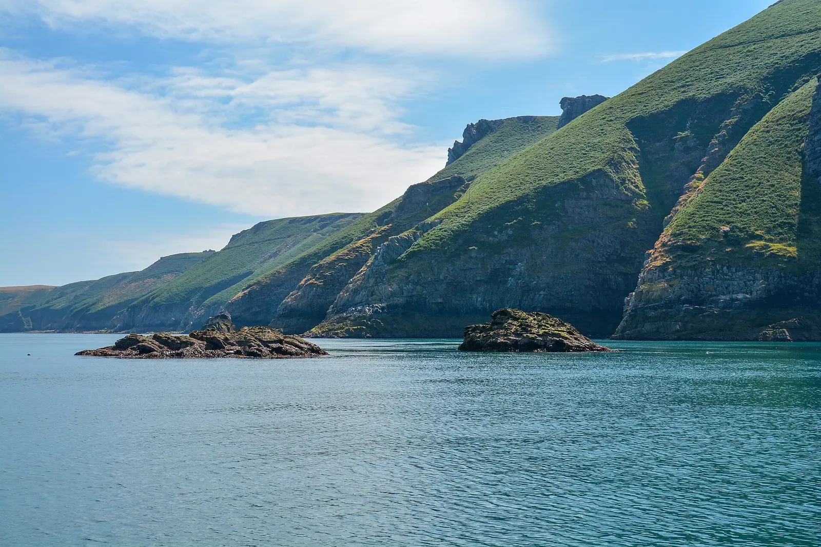 Coastal view of the Knoll Pins rocks and surrounding cliffs on Lundy — Lundy Island
