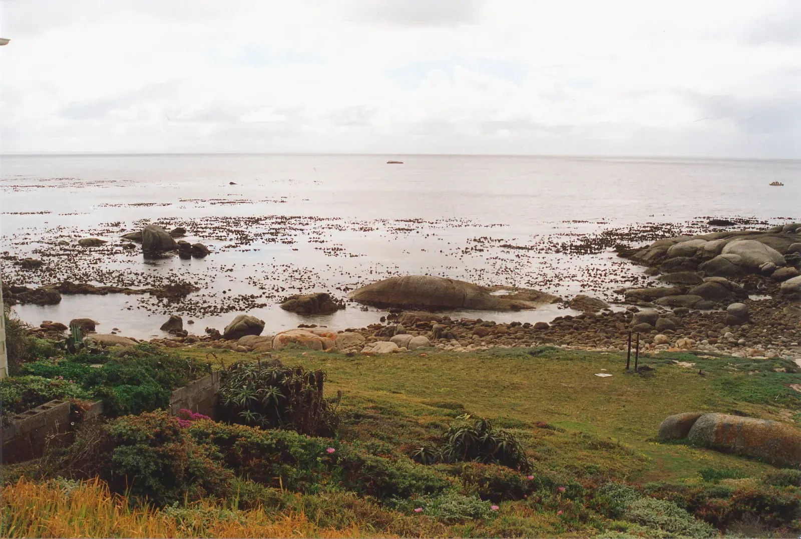 Overcast coastal view over rocks and sea at the north entry to Castle Rocks — Cape Town