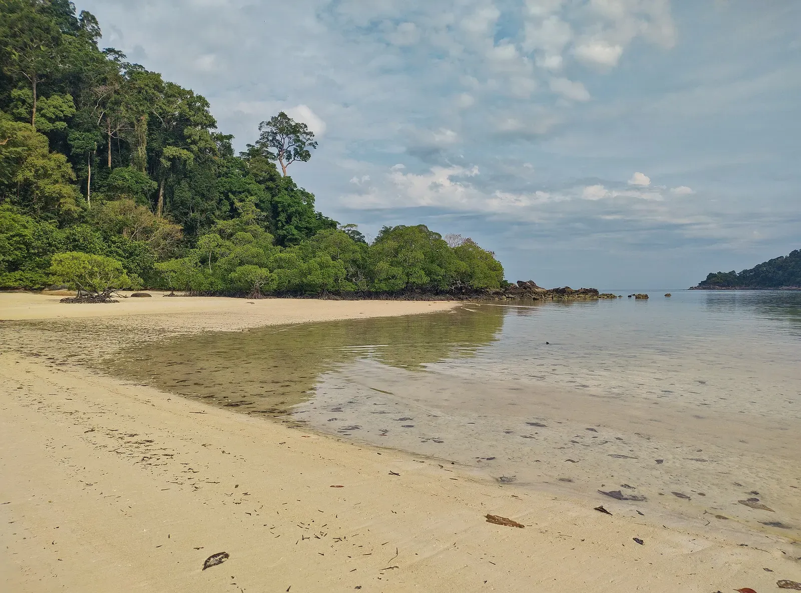 Empty white-sand beach fringed by rainforest on North Surin Island, Thailand — Surin Islands