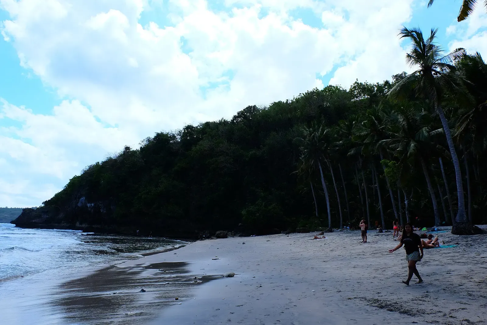 The forested shoreline and sand beach of Crystal Bay from the water — Nusa Penida