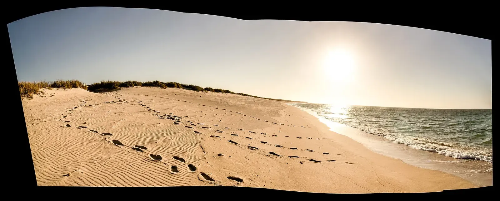 Footprints crossing a sand dune down to the beach at Jansz Beach on North West Cape near Exmouth — Exmouth Navy Pier