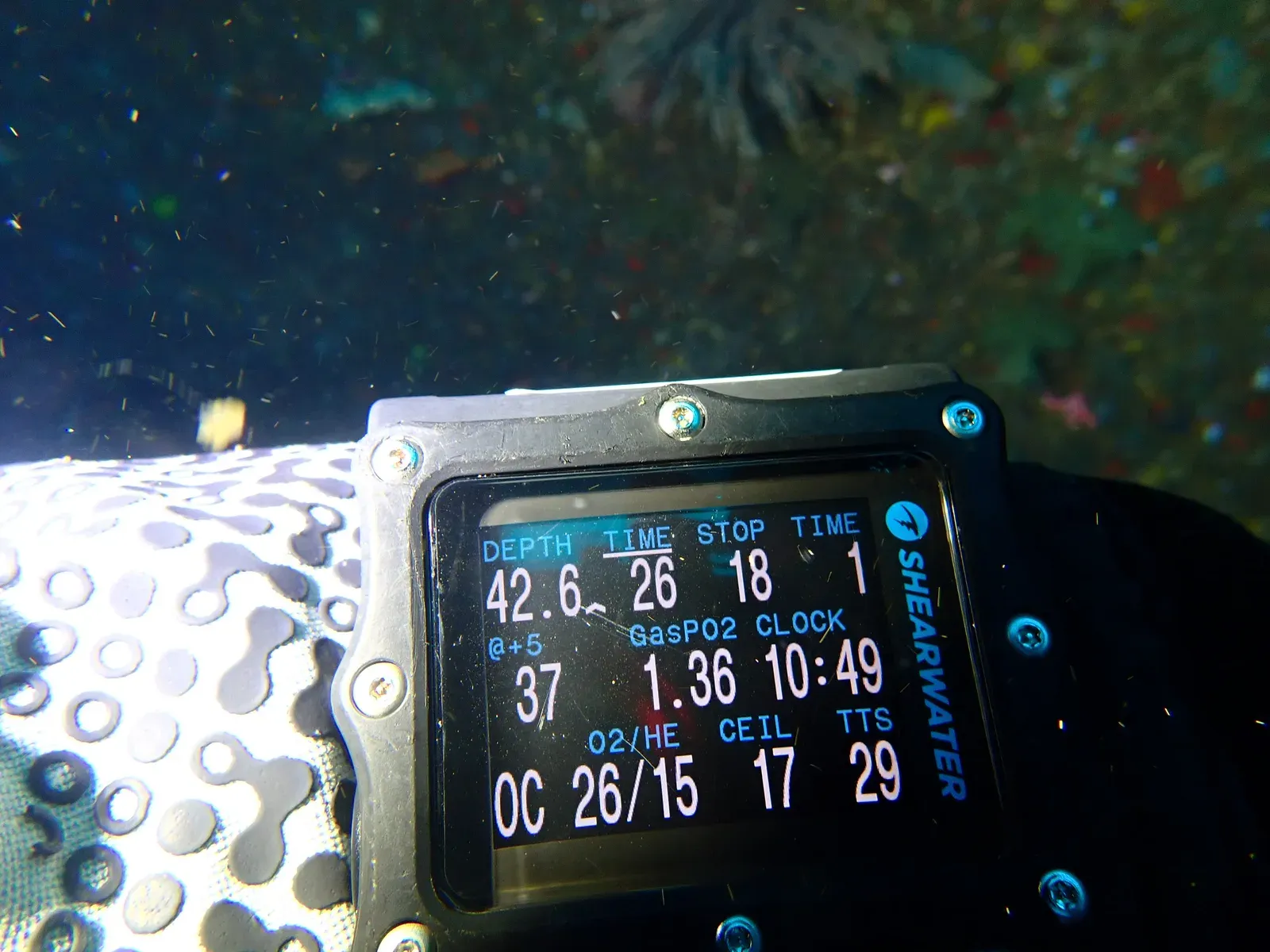 A dive computer at 42.6 metres showing a first stop at 18 metres, a ceiling of 17 metres and 29 minutes to surface